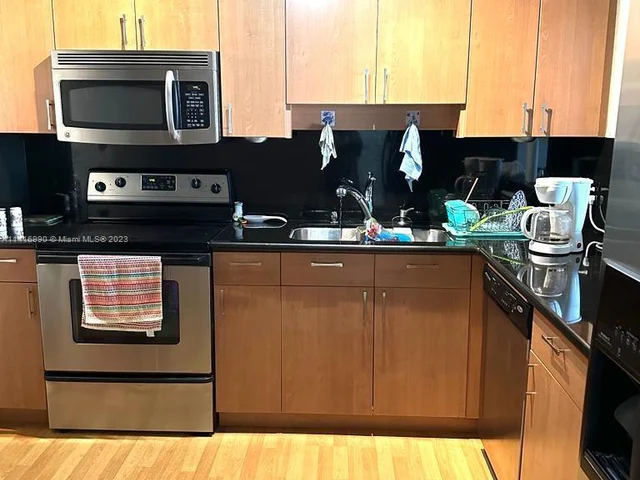 427 Golden Isles Dr # 5H, Hallandale Beach FL 33009