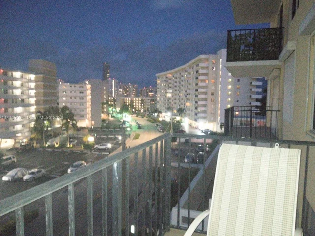 427 Golden Isles Dr # 5H, Hallandale Beach FL 33009