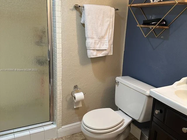 427 Golden Isles Dr # 5H, Hallandale Beach FL 33009