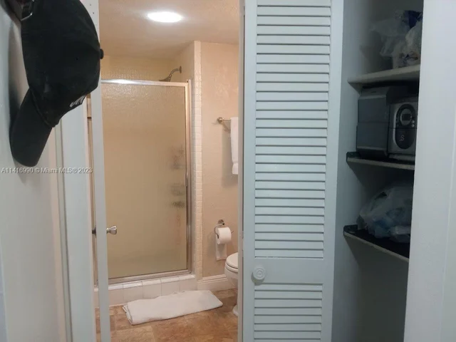 427 Golden Isles Dr # 5H, Hallandale Beach FL 33009