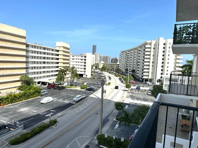 427 Golden Isles Dr # 5H, Hallandale Beach FL 33009