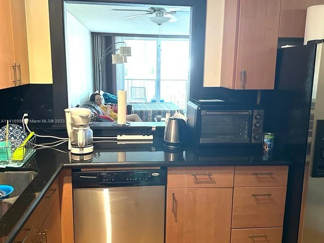 427 Golden Isles Dr # 5H, Hallandale Beach FL 33009