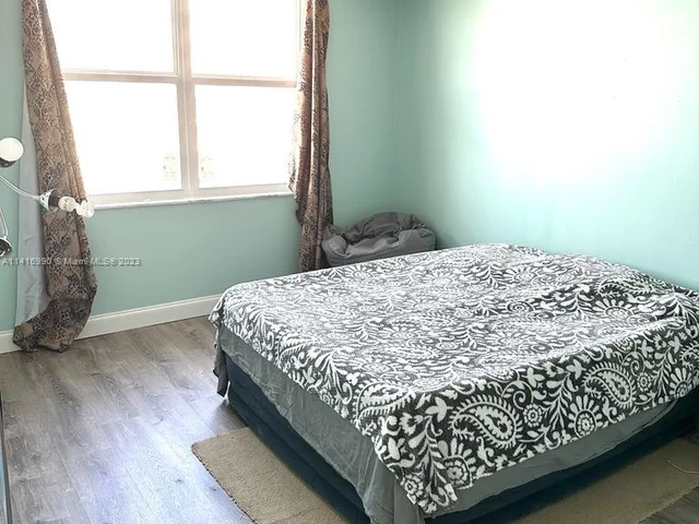 427 Golden Isles Dr # 5H, Hallandale Beach FL 33009