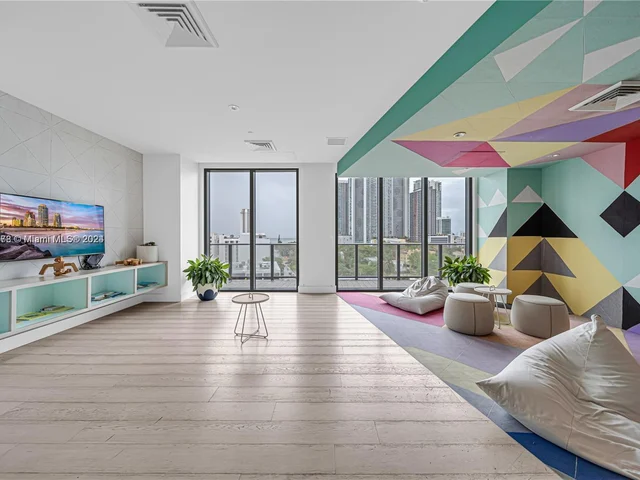 121 NE 34th St # 915, Miami FL 33137