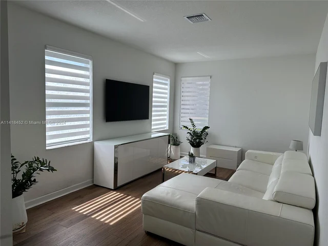 20645 NE 2nd Ct, Miami FL 33179