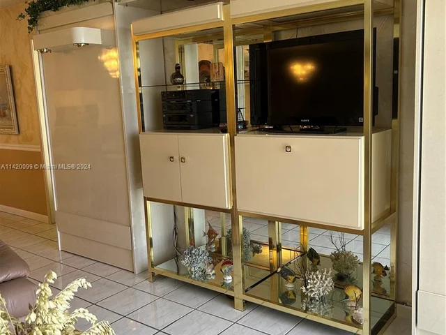 2625 NW Collins Ave. # 610, Miami Beach FL 33140