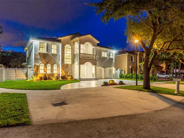 8521 NW 162nd St, Miami Lakes FL 33016