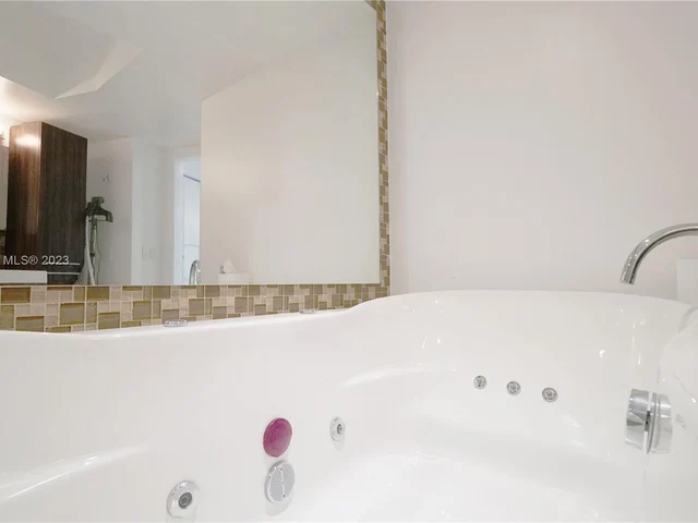 1000 W Island Blvd # 610, Aventura FL 33160