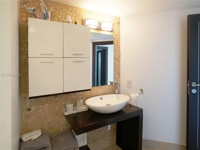 1000 W Island Blvd # 610, Aventura FL 33160