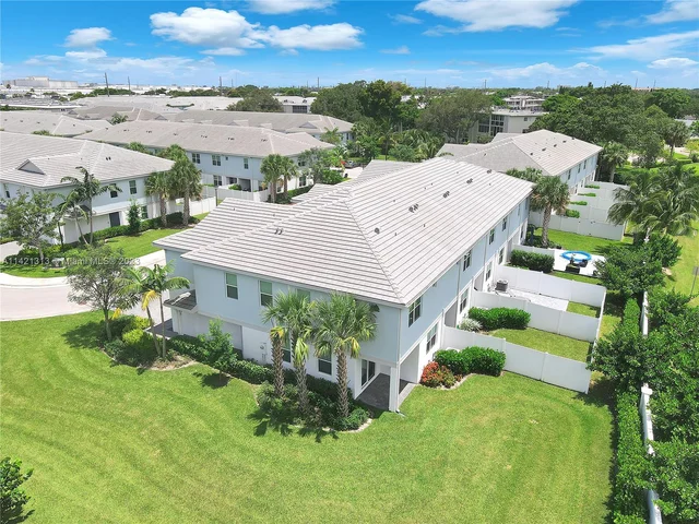 501 Spoonbill Ter, Deerfield Beach FL 33442