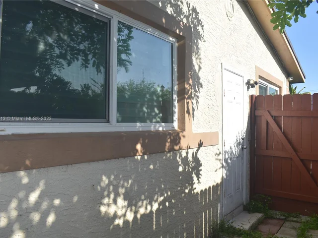 1010 NW 199th St, Miami Gardens FL 33169