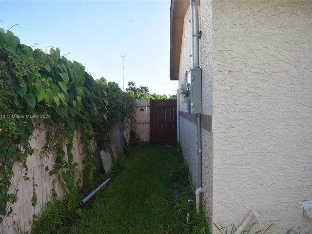 1010 NW 199th St, Miami Gardens FL 33169