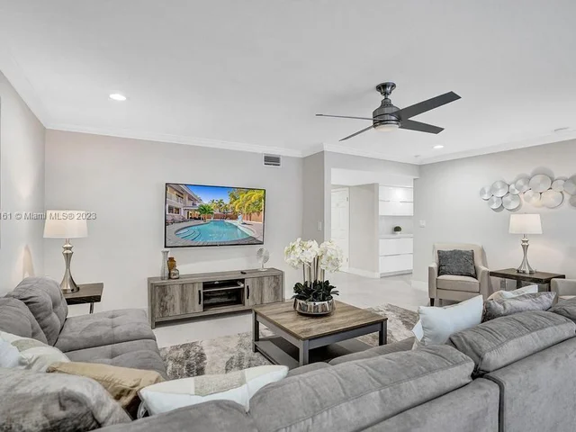 3251 N 37th St, Hollywood FL 33021