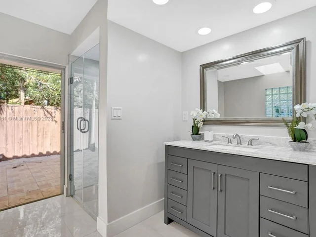 3251 N 37th St, Hollywood FL 33021