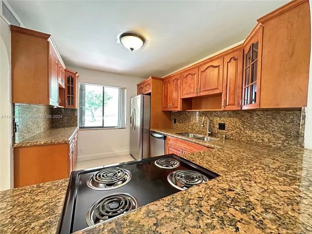 424 Lakeview Dr # 103, Weston FL 33326