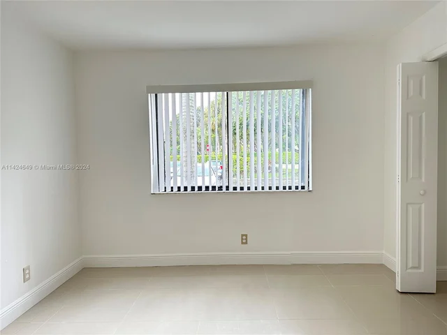 424 Lakeview Dr # 103, Weston FL 33326