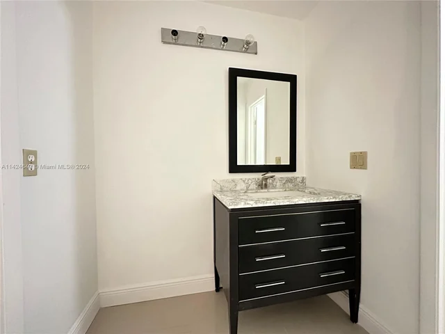 424 Lakeview Dr # 103, Weston FL 33326