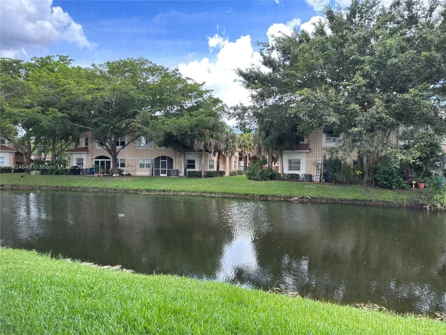 424 Lakeview Dr # 103, Weston FL 33326
