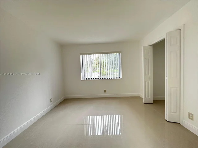 424 Lakeview Dr # 103, Weston FL 33326