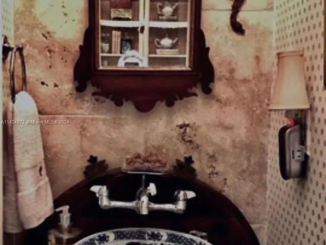 8420 SW 70th St, Miami FL 33143