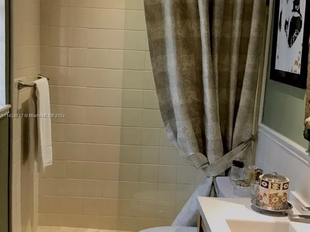 8420 SW 70th St, Miami FL 33143