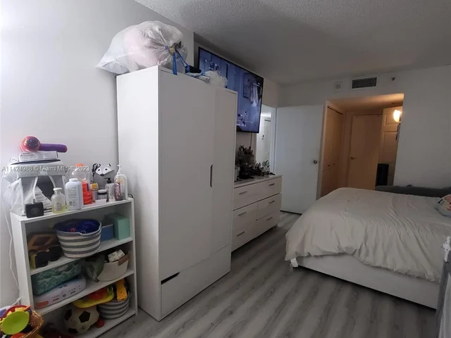 7601 E Treasure Dr # 611, North Bay Village FL 33141