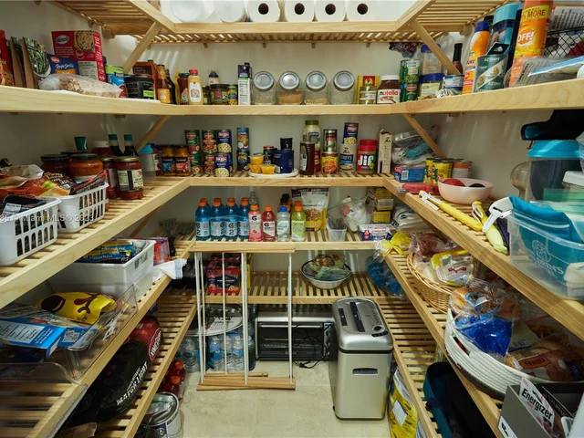 4431 Estates Rd, Davie FL 33328