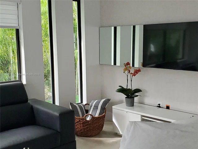 77 NE 43rd St, Miami FL 33137