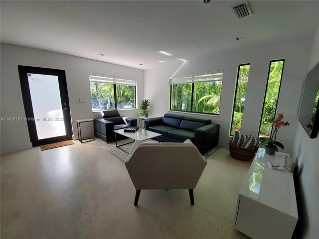 77 NE 43rd St, Miami FL 33137