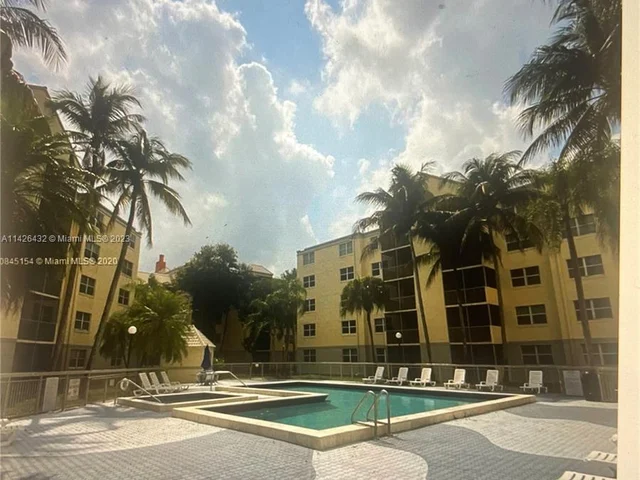 8290 Lake Dr # 339, Doral FL 33166