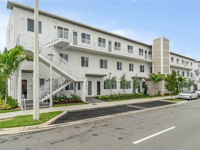 10270 nw 66 st # 302, Doral FL 33178