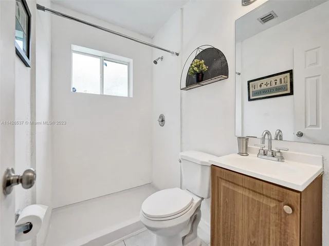 965 NE 130th St, North Miami FL 33161