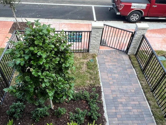 8212 NW 43rd St # 8212, Doral FL 33166