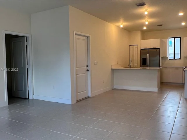 8212 NW 43rd St # 8212, Doral FL 33166