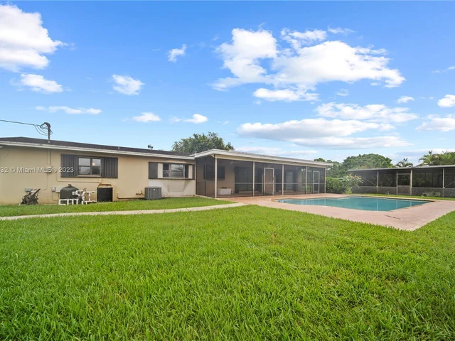 19346 SW 262nd St, Miami FL 33031