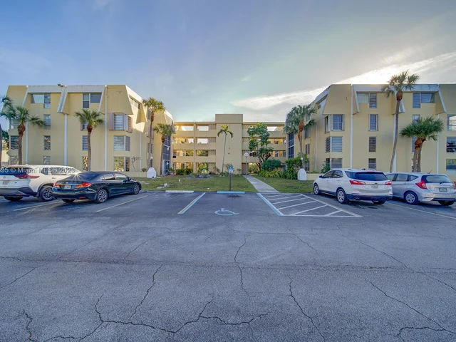 952 NE 199th St # 2J, Miami FL 33179