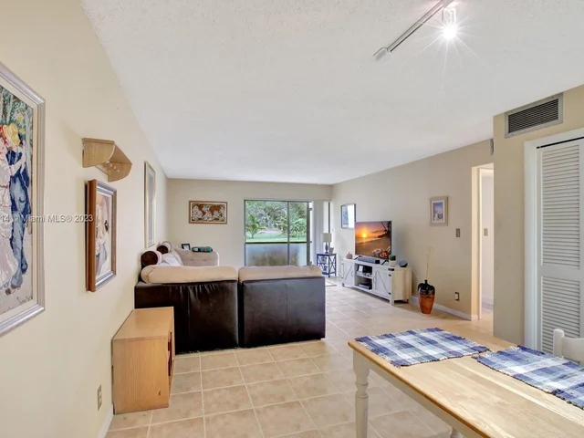 4000 N Hills Dr # 1, Hollywood FL 33021