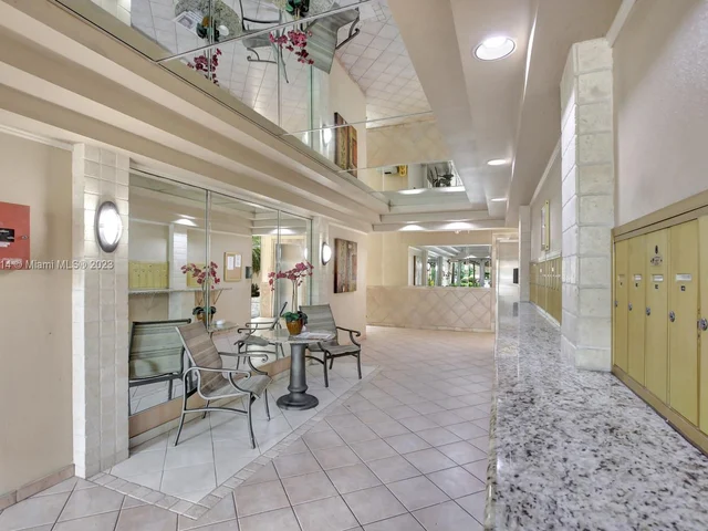 4000 N Hills Dr # 1, Hollywood FL 33021