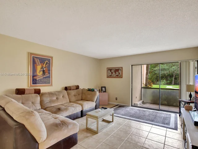 4000 N Hills Dr # 1, Hollywood FL 33021