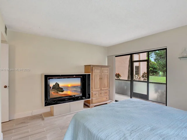 4000 N Hills Dr # 1, Hollywood FL 33021