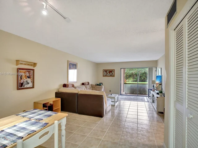 4000 N Hills Dr # 1, Hollywood FL 33021