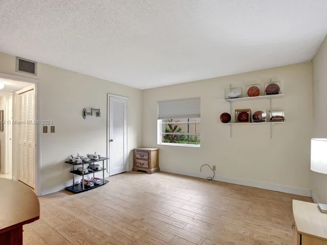 4000 N Hills Dr # 1, Hollywood FL 33021