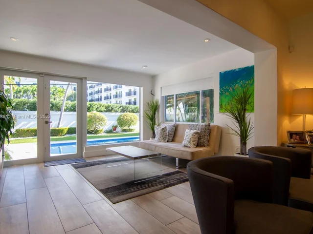 3551 E Glencoe St, Miami FL 33133