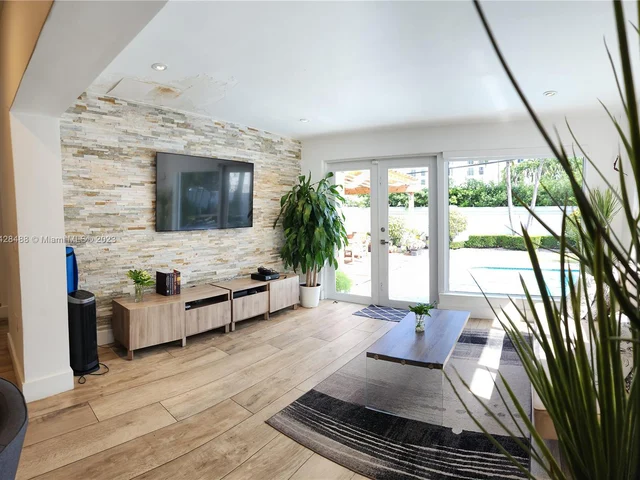 3551 E Glencoe St, Miami FL 33133