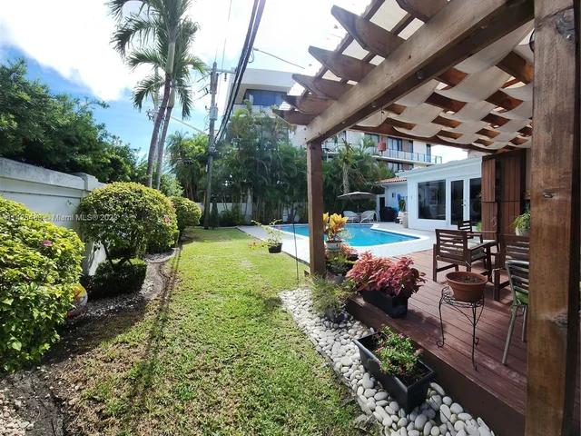 3551 E Glencoe St, Miami FL 33133