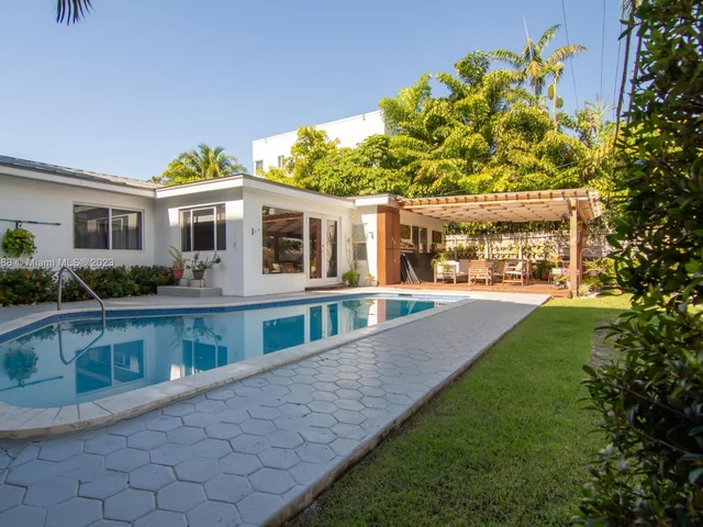 3551 E Glencoe St, Miami FL 33133