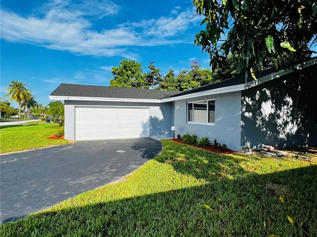 4711 NW 17th St, Lauderhill FL 33313