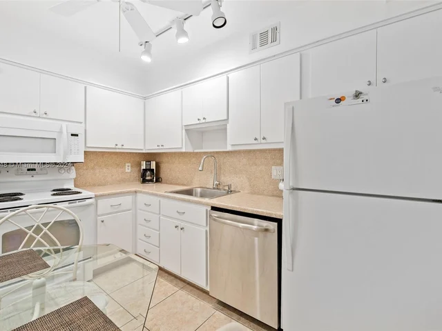 1985 S Ocean Dr # 2L, Hallandale Beach FL 33009