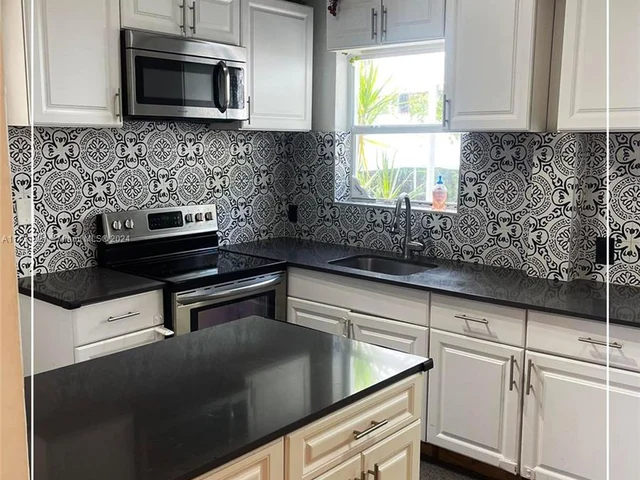 679 NE 87th St, Miami FL 33138