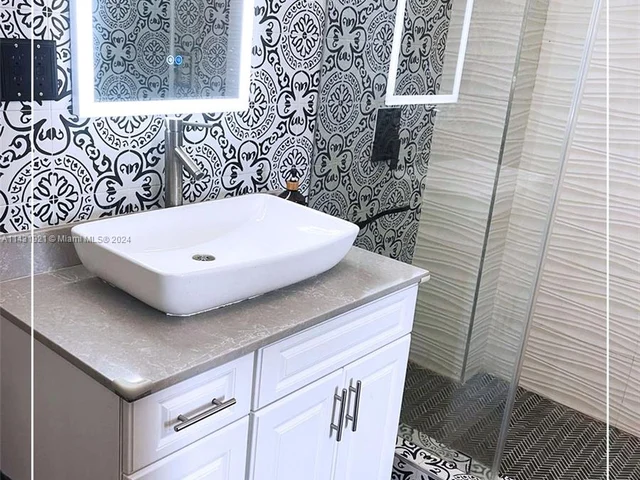 679 NE 87th St, Miami FL 33138